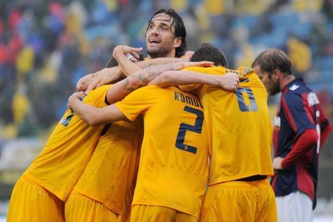 Tutto il Verona ad esultare per il trionfo sul Bologna. 